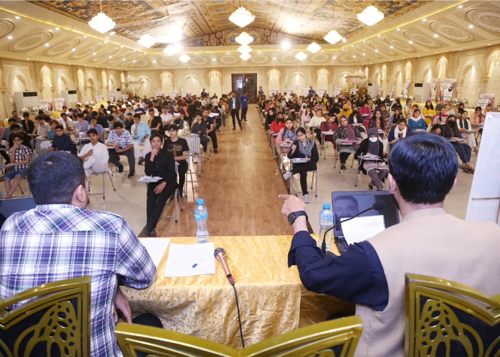 Sir Hasan Bari addressing students at a Vision Academy seminar